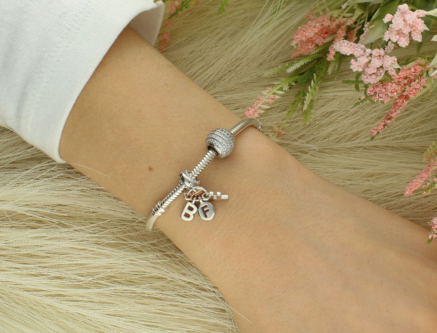 Zawieszka srebrna próba 925 typu PANDORKA w cyrkonie białe ZS-169 Przekładka Ta elegancka zawieszka typu PANDORA to połączenie klasyki i subtelnego blasku. Wykonana z wysokiej jakości srebra 1.jpg